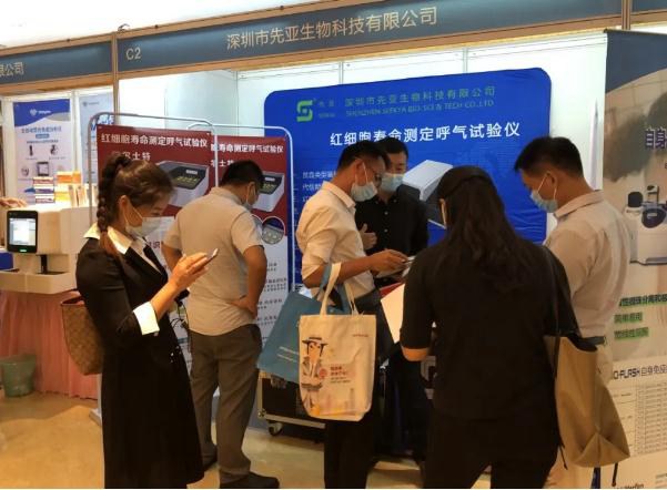 眾多客戶在展位前駐足，表現(xiàn)了對(duì)產(chǎn)品的極大興趣